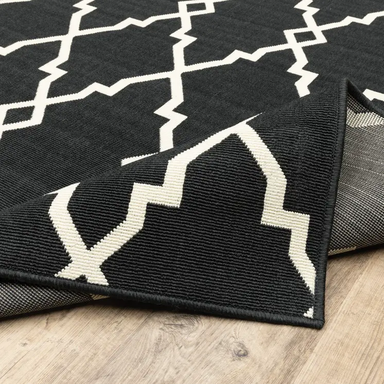 8' X 8' Black And Ivory Round Indoor Outdoor Area Rug