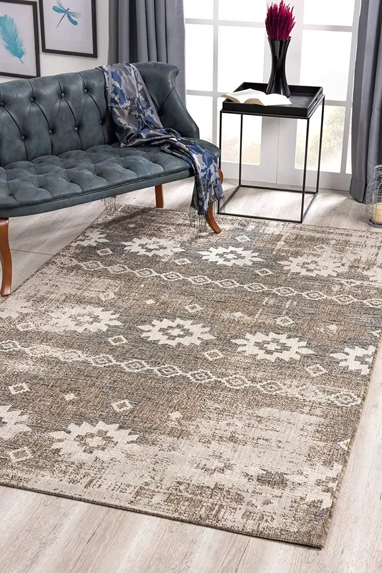 5' X 7' Gray and Ivory Ikat Area Rug