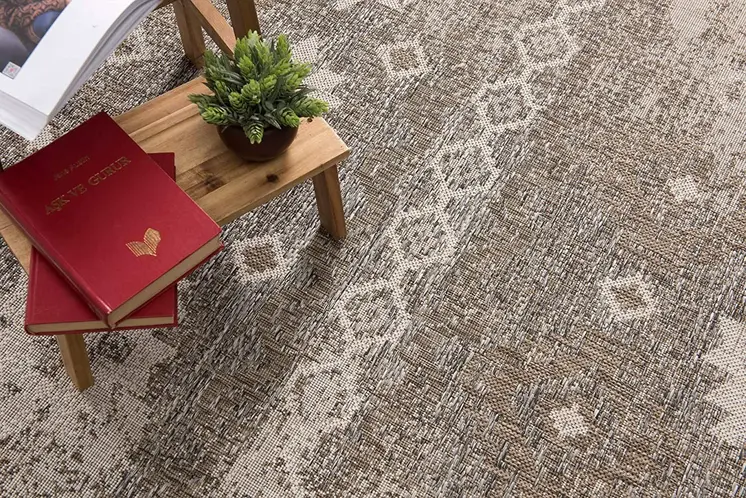 5' X 7' Gray and Ivory Ikat Area Rug