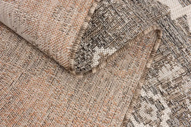 5' X 7' Gray and Ivory Ikat Area Rug