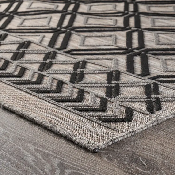 5' X 7' Black And Tan Indoor Outdoor Area Rug