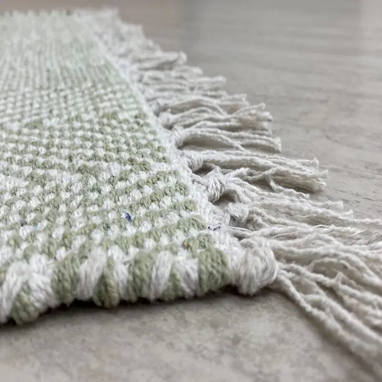 2' X 4' Green And White Hand Woven Area Rug