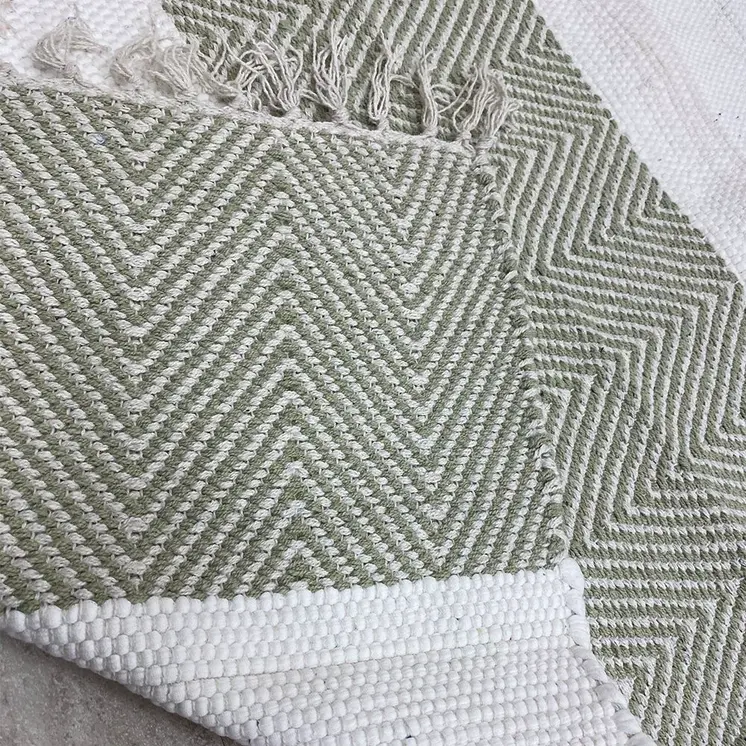2' X 4' Green And White Hand Woven Area Rug