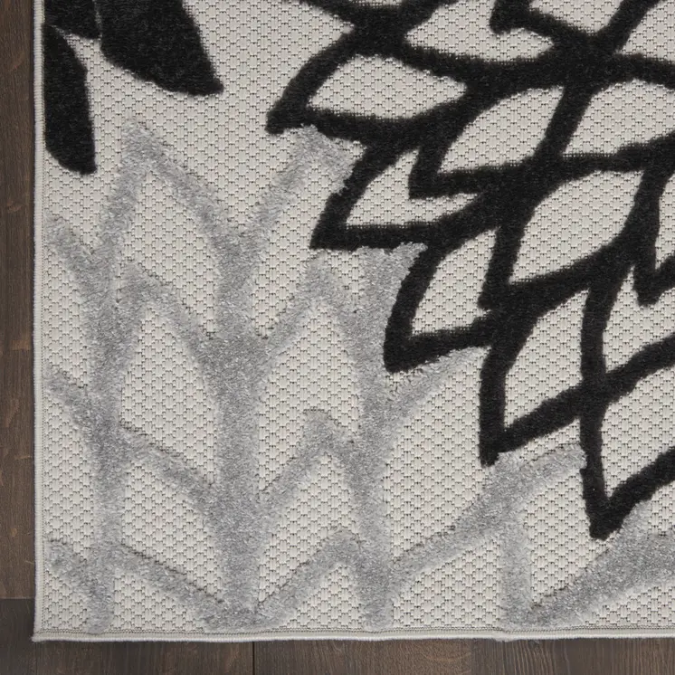 6' Black And White Indoor Outdoor Runner Rug