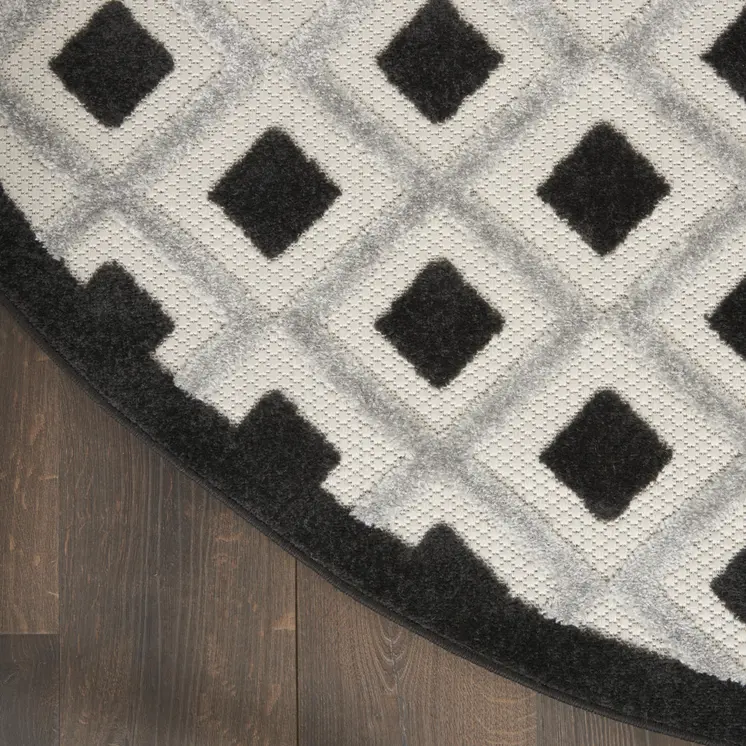 8' X 8' Black And White Round Indoor Outdoor Area Rug