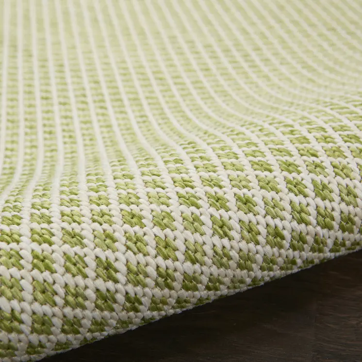 7' X 10' Green And Ivory Indoor Outdoor Area Rug