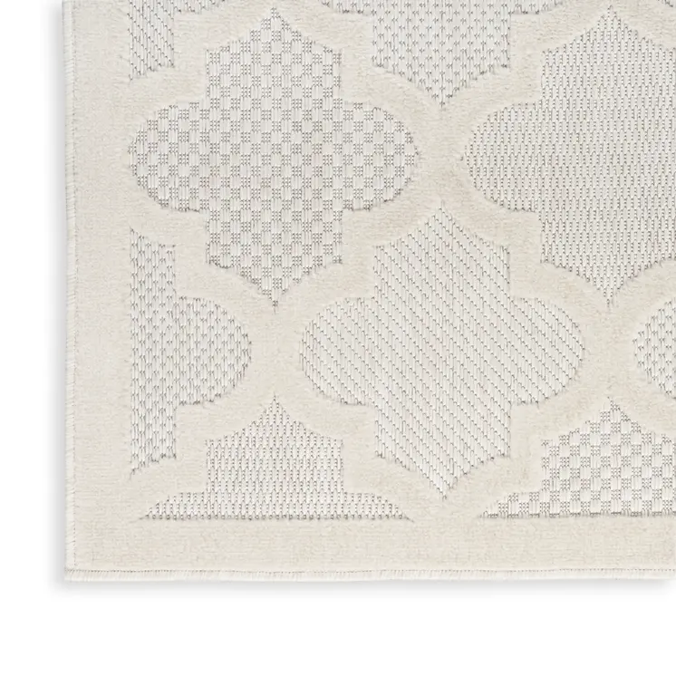 7' X 10' Ivory And White Indoor Outdoor Area Rug