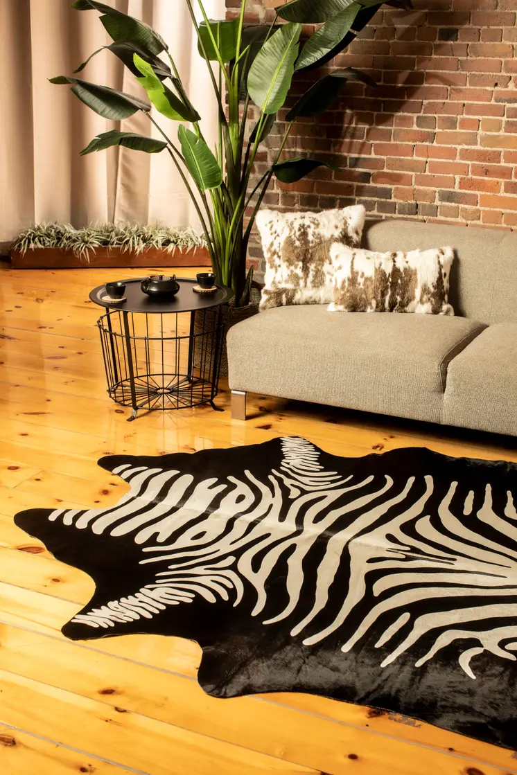 5' X 7' Black and Off White Cowhide Hand Knotted Area Rug