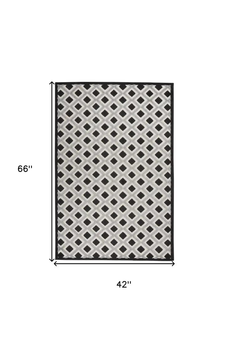4' X 6' Black And White Geometric Indoor Outdoor Area Rug