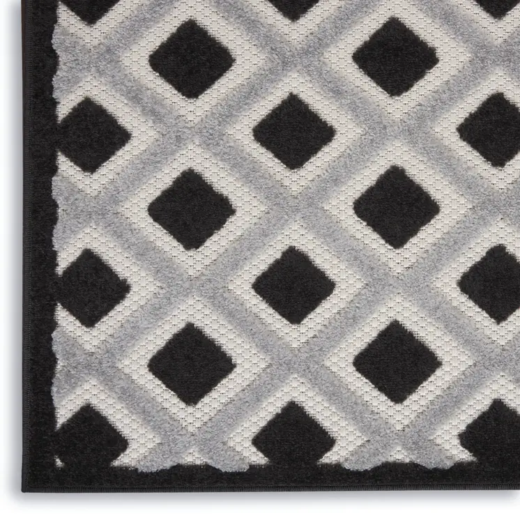 8' X 11' Black And White Geometric Indoor Outdoor Area Rug