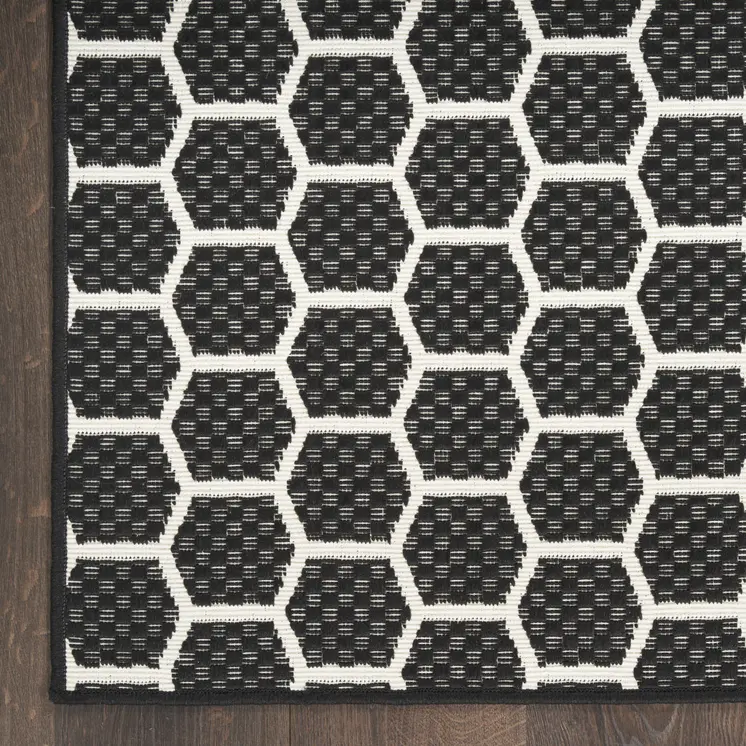 4' X 6' Black And Ivory Geometric Indoor Outdoor Area Rug
