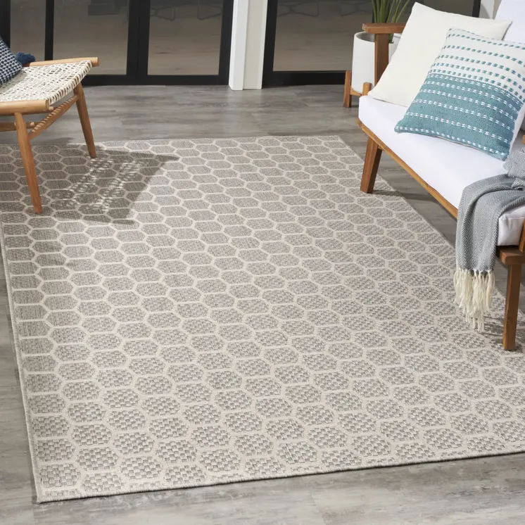 5' X 7' Gray And Ivory Geometric Indoor Outdoor Area Rug