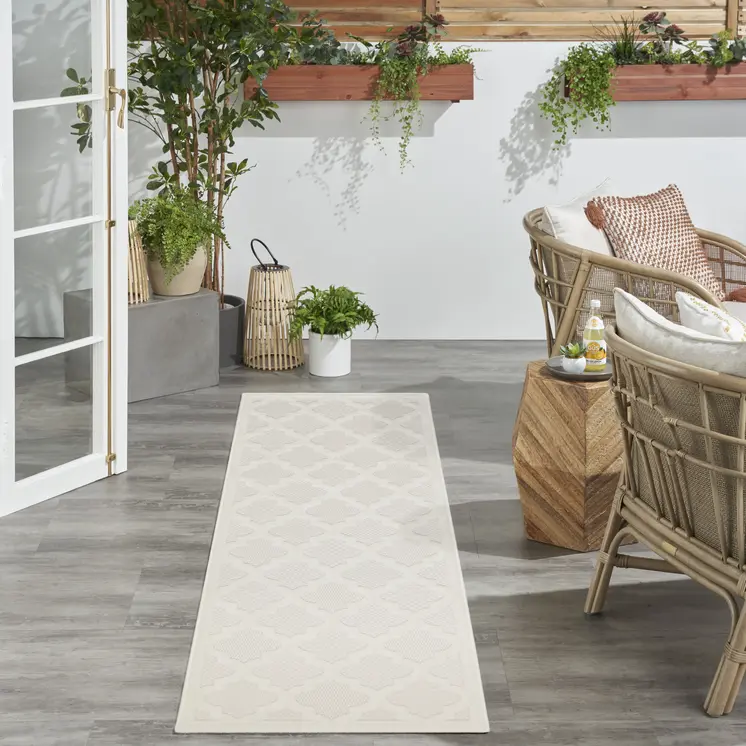 6' Ivory And White Geometric Indoor Outdoor Area Rug