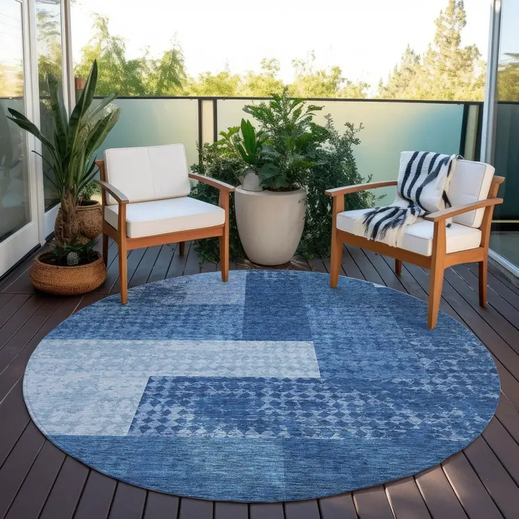 8' Navy Blue And Sky Blue Round Geometric Washable Indoor Outdoor Area Rug