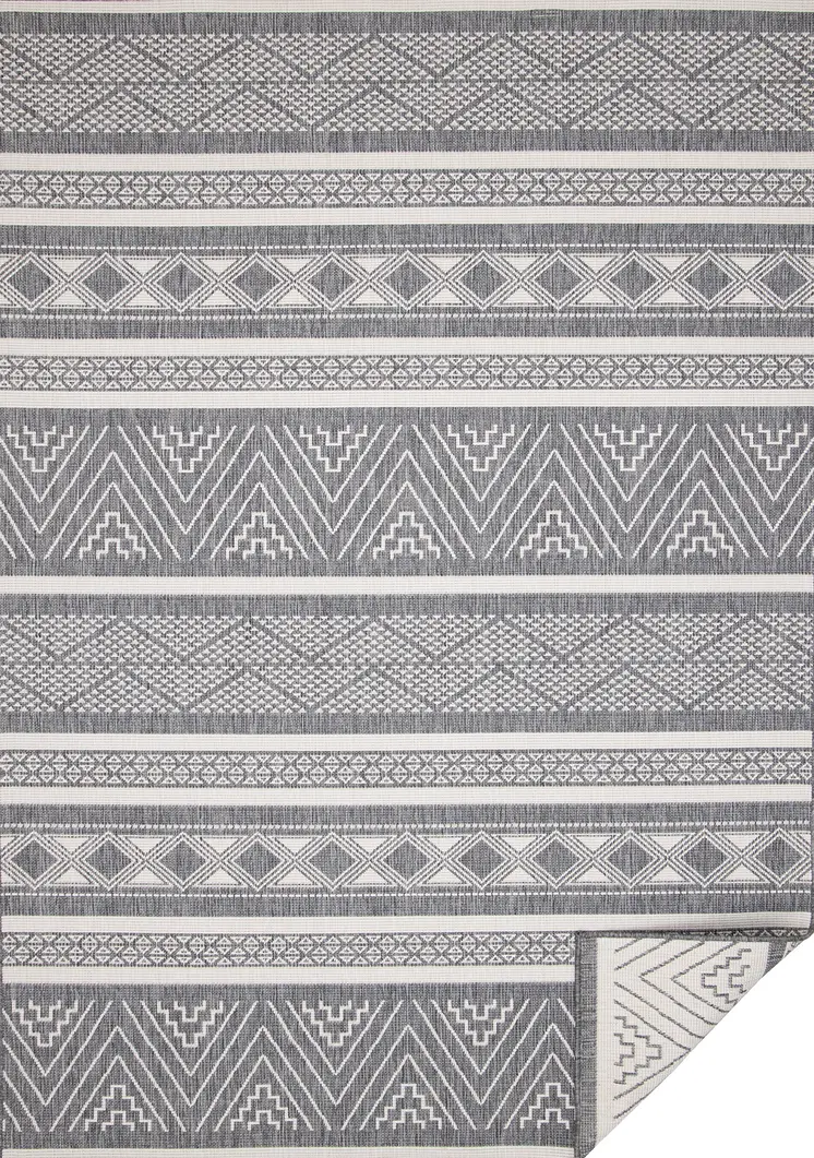 5' X 8' Gray And White Tribal Area Rug