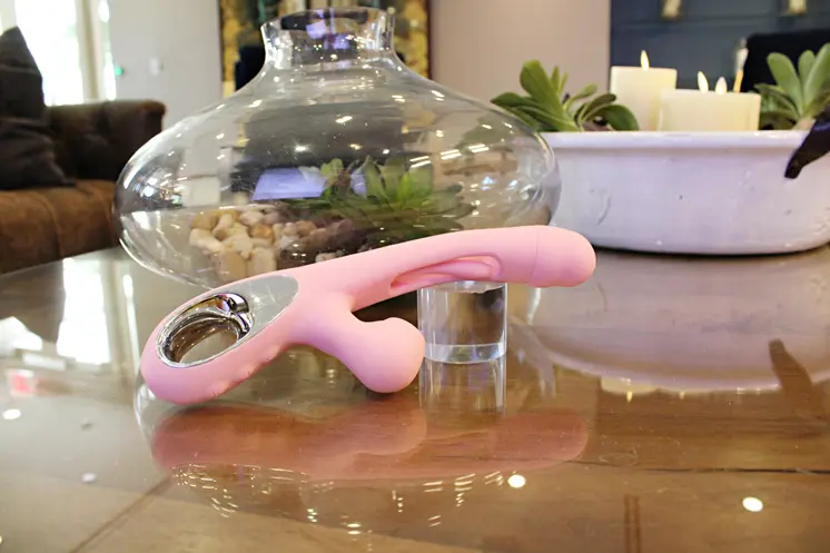 Salus Flapping Clit Vibrator – The Ultimate Three-in-One Sensation