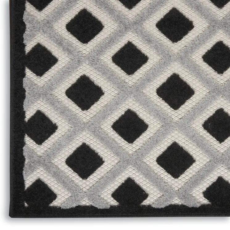 5' X 8' Black And White Indoor Outdoor Area Rug